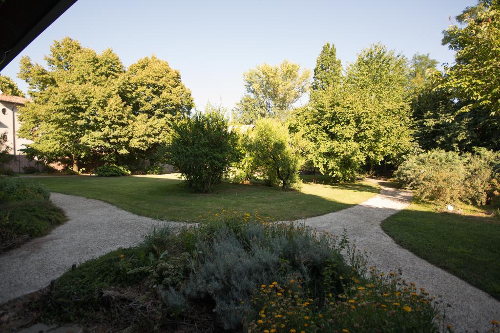 Locanda Dei Melograni Gossolengo Exteriör bild